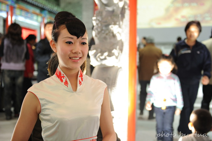 实拍场馆美女讲解员