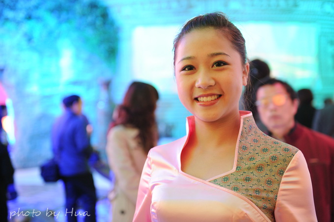 实拍场馆美女讲解员